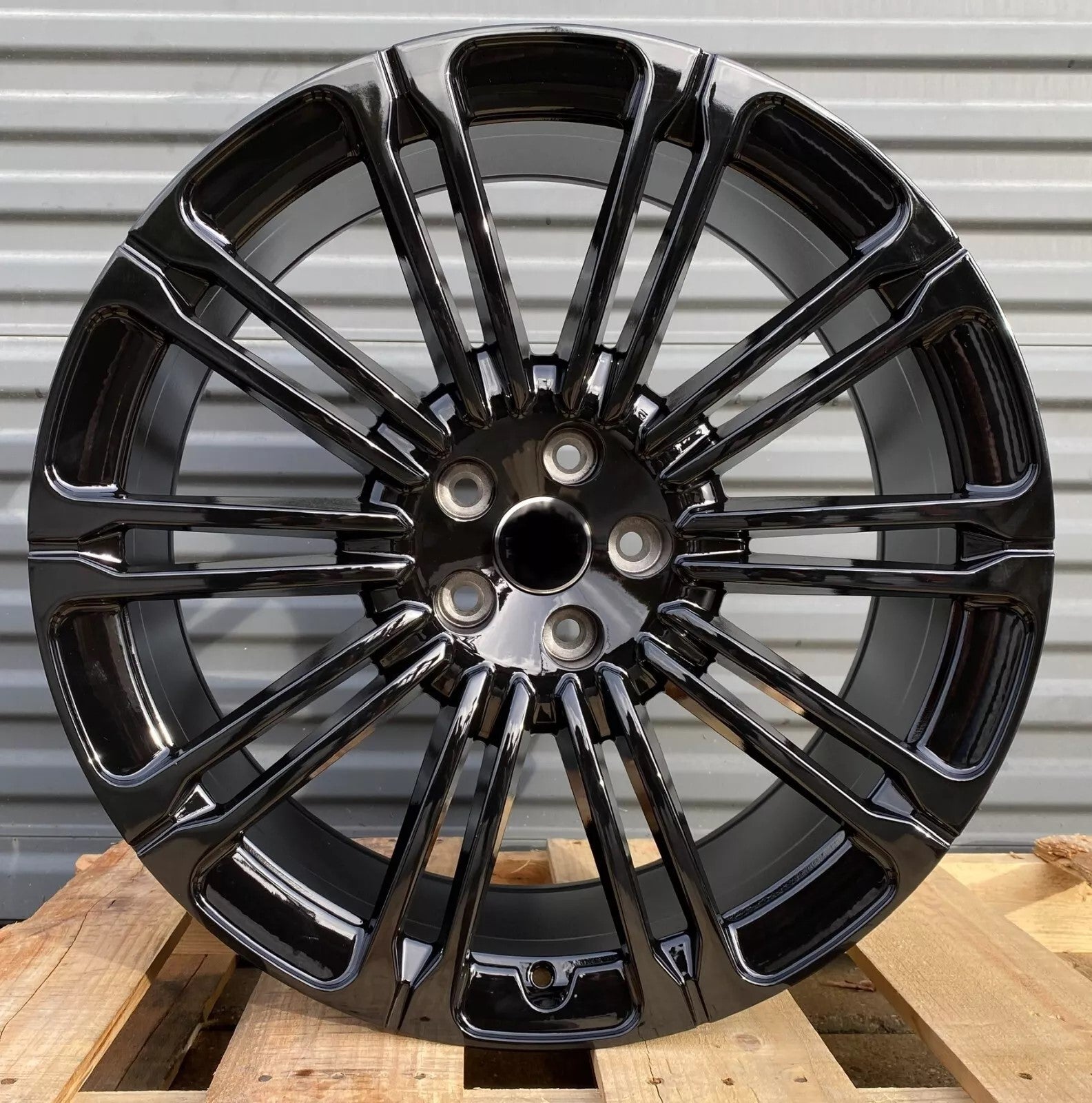 LR04 Gloss Black Wheels for Range Rover | 22"