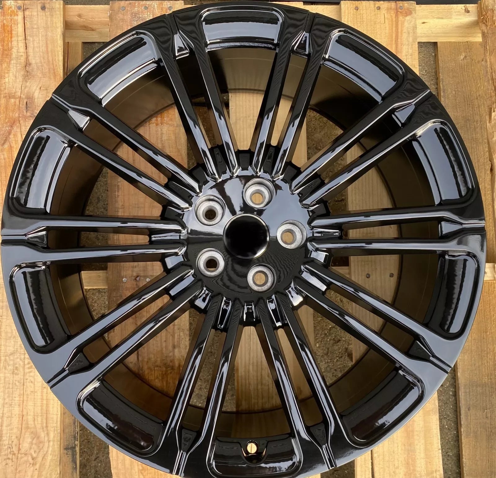 LR04 Gloss Black Wheels for Range Rover | 22"