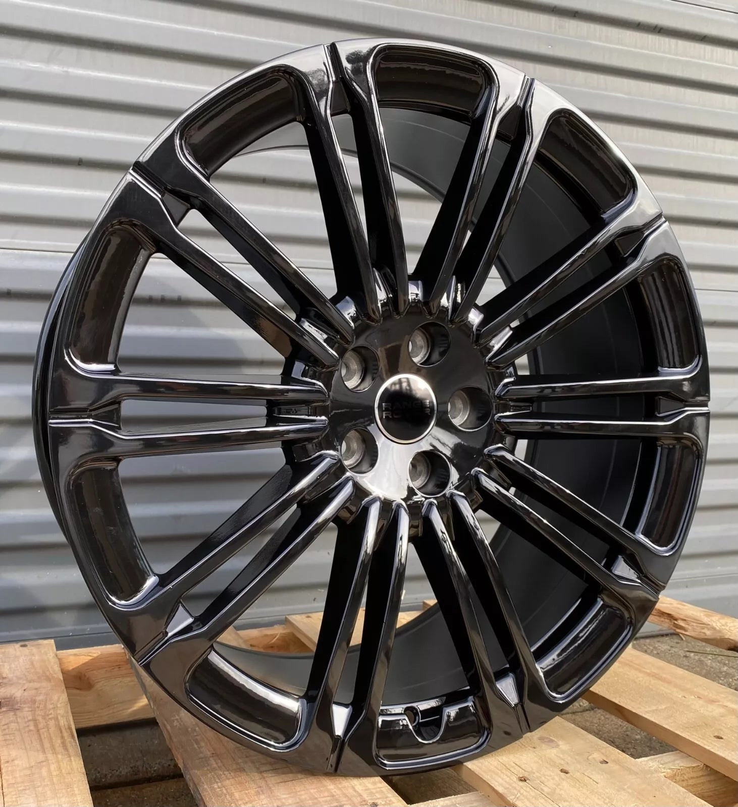 LR04 Gloss Black Wheels for Range Rover | 22"