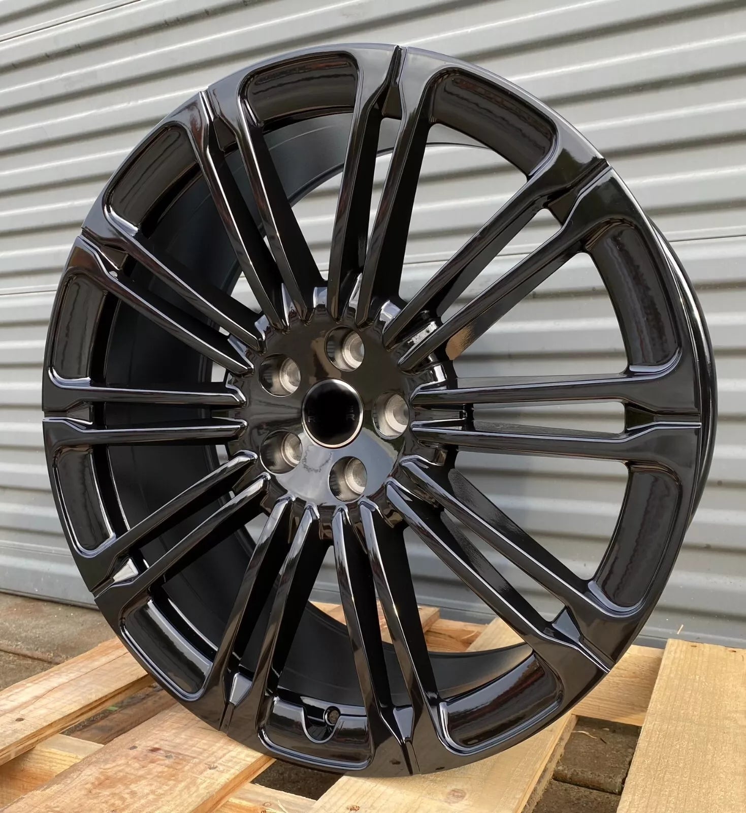LR04 Gloss Black Wheels for Range Rover | 22"