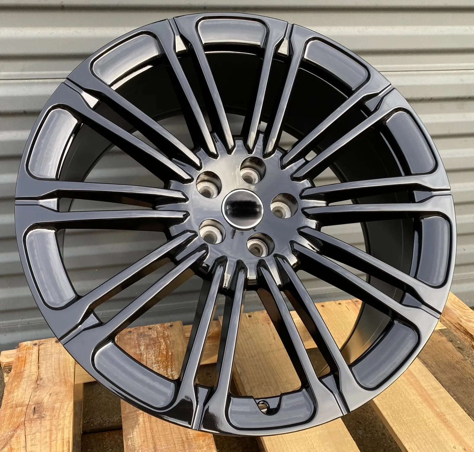 LR04 Gloss Black Wheels for Range Rover | 22"